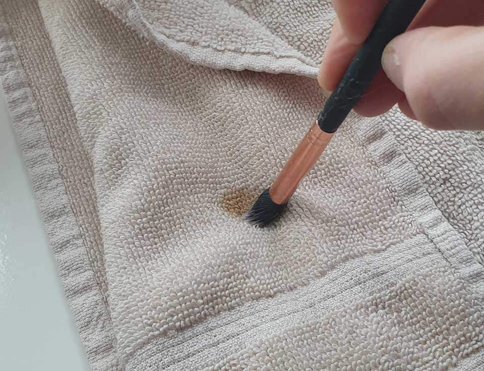ISOCLEAN Makeup Brush Cleaner - twisting the brush ensuring it keeps its shape