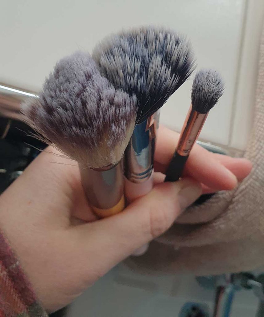 ISOCLEAN Makeup Brush Cleaner - 3 clean brushes